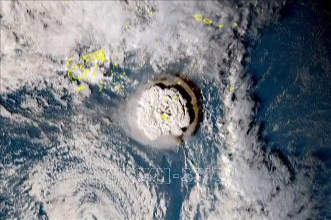 Trong ảnh (hình chụp vệ tinh): Núi lửa phun trào gây sóng thần tại Tonga, ngày 15/1/2022. Ảnh: AFP/TTXVN