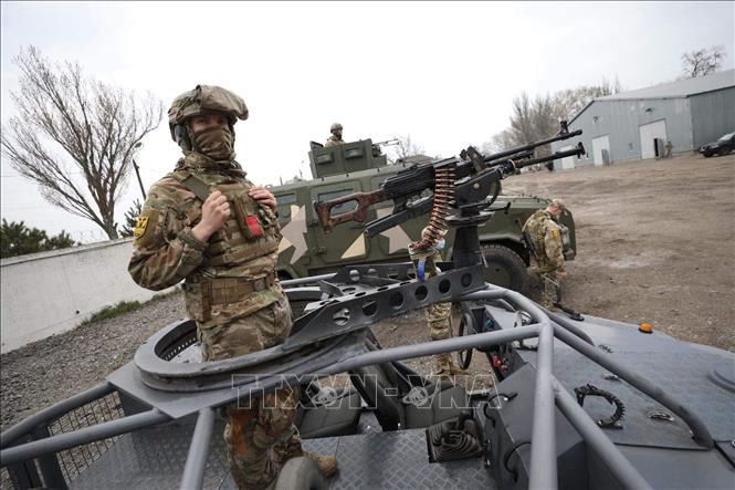 Lực lượng phòng vệ quốc gia Ukraine tham gia cuộc tập trận gần cảng biển Azov, ngày 19/4/2021. Ảnh: AFP/TTXVN