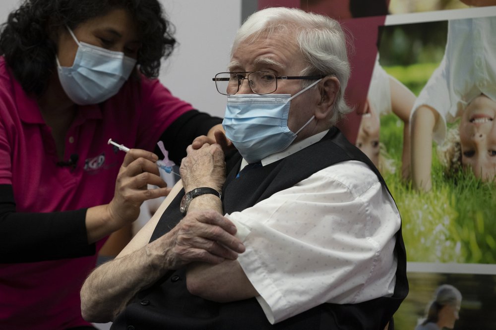Ông Okko Molenkamp (94 tuổi) tiêm vaccine COVID-19 tại Hà Lan ngày 26/1/2021. Ảnh: AP