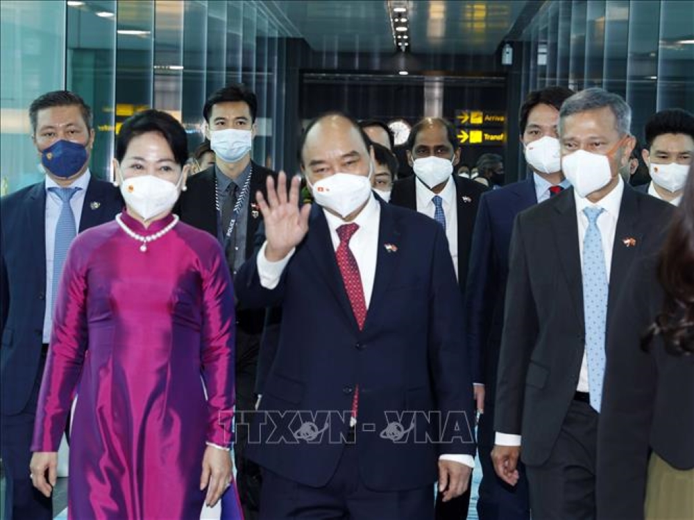 Bộ trưởng Ngoại giao Singapore Vivian Balakrishnan tiễn Chủ tịch nước Nguyễn Xuân Phúc và Phu nhân tại sân bay Quốc tế Changi. Ảnh: Thống Nhất/TTXVN