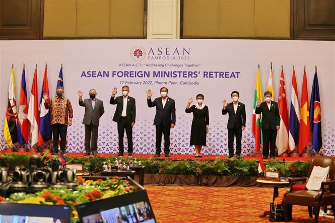 Các bộ trưởng ngoại giao và lãnh đạo Ban Thư ký ASEAN chụp ảnh cùng Phó Thủ tướng kiêm Bộ trưởng Bộ Ngoại giao và Hợp tác Quốc tế Campuchia Prak Sokhon. (Ảnh: TTXVN)