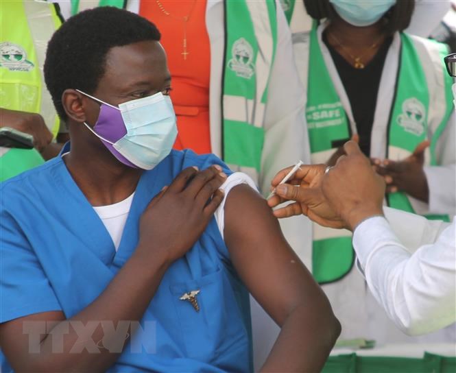 Nhân viên y tế tiêm vaccine ngừa COVID-19 tại bệnh viện ở Abuja, Nigeria ngày 5/3/2021. (Ảnh: THX/TTXVN)