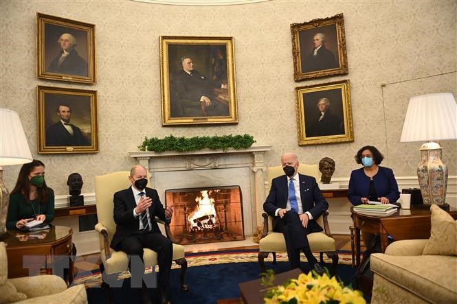 Tổng thống Mỹ Joe Biden (giữa- phải) và Thủ tướng Đức Olaf Scholz (giữa-trái) tại cuộc hội đàm ở Nhà Trắng, Washington, DC, Mỹ, ngày 7/2. (Ảnh: AFP/TTXVN)