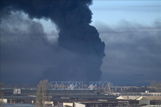 Khói bốc lên tại sân bay quân sự ở Chuguyev, gần Kharkiv, Ukraine ngày 24/2/2022. Ảnh: AFP/TTXVN