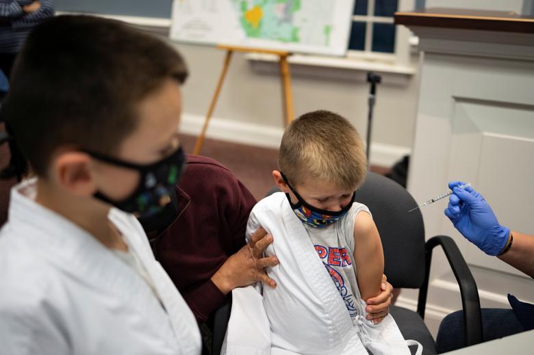 Bé Landon Torrence, 5 tuổi, chuẩn bị tiêm vaccine COVID-19 ở Skippack, Pennsylvania, ngày 3/11/2021. (Ảnh: Reuters/TTXVN)