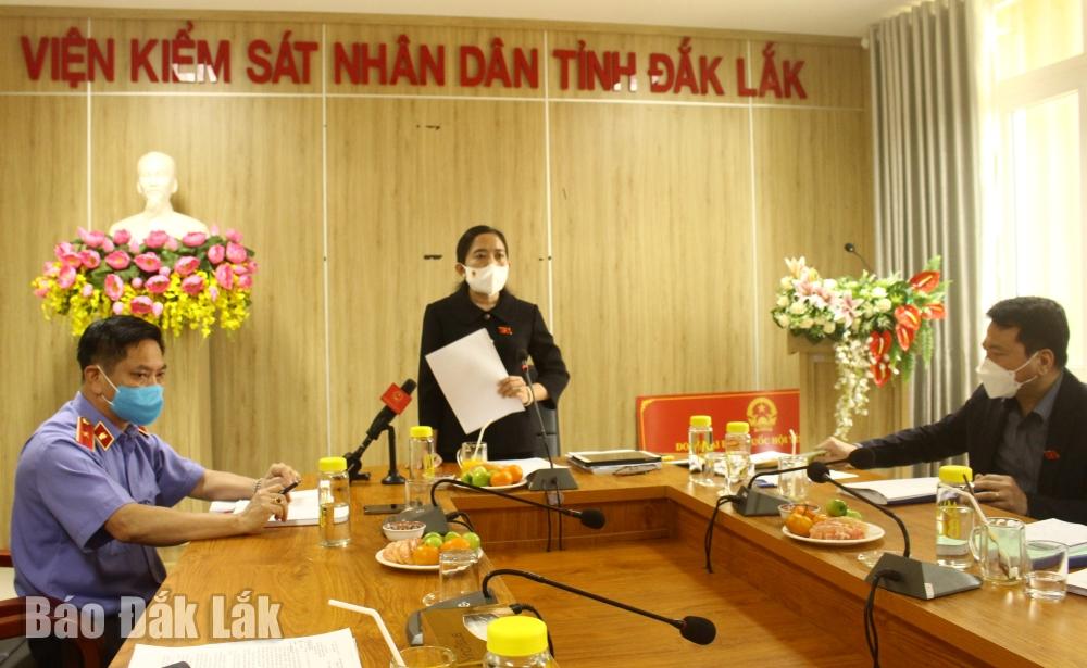 Phó Trưởng đoàn chuyên trách Đoàn ĐBQH tỉnh Lê Thị Thanh Xuân chủ trì buổi làm việc.