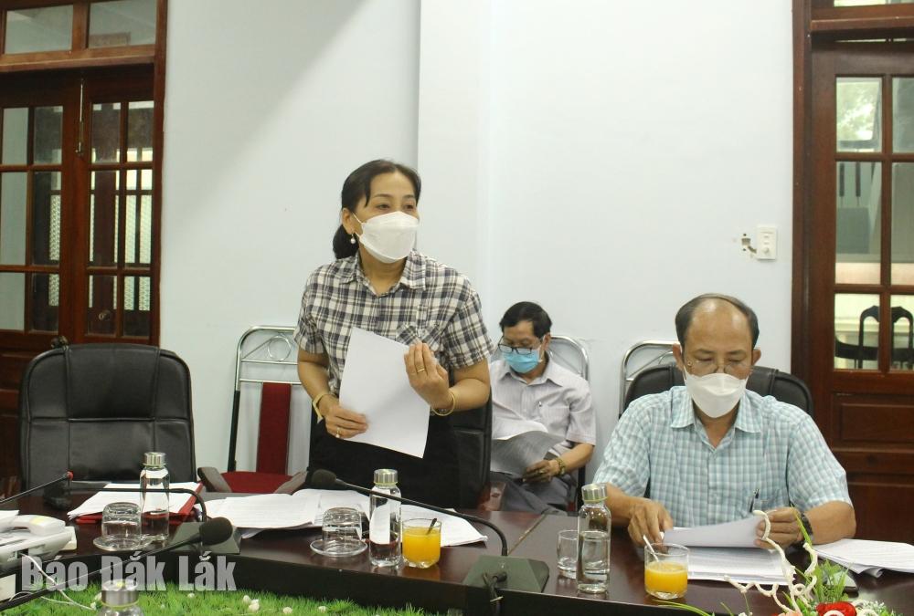 Phó Chủ tịch UBND huyện Krông Pắc Nguyễn Thị Kim Oanh báo cáo tình hình thực hiện công tác tiếp công dân, giải quyết khiếu nại, tố cáo trên địa bàn.
