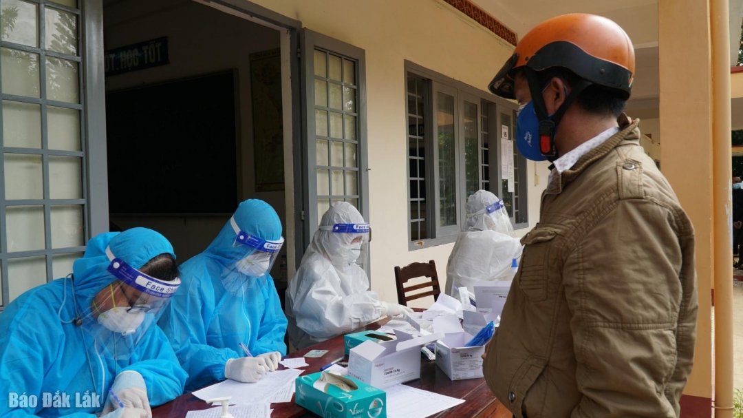 Người dân khai báo y tế trước khi lấy mẫu xét nghiệm SARS-CoV-2. (Ảnh minh họa: Kim Hoàng)
