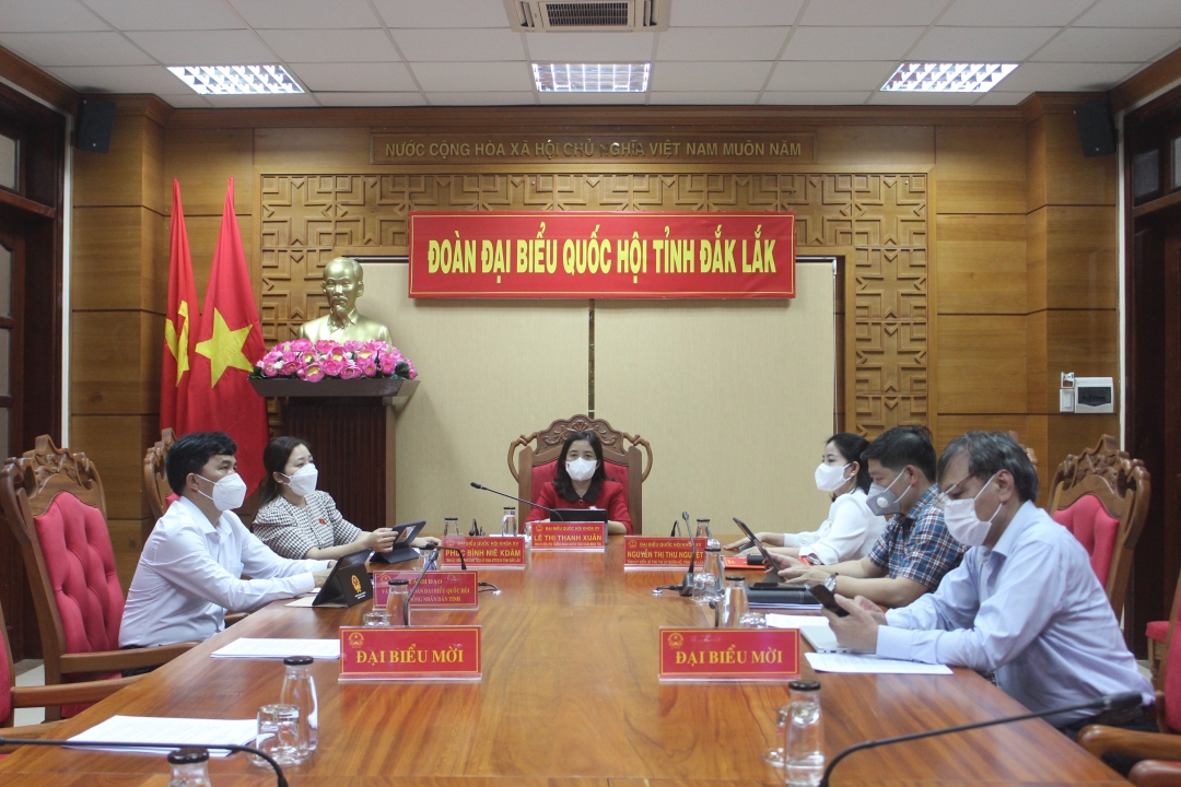 Đại biểu tham gia phiên chất vấn tại điểm cầu Đắk Lắk.