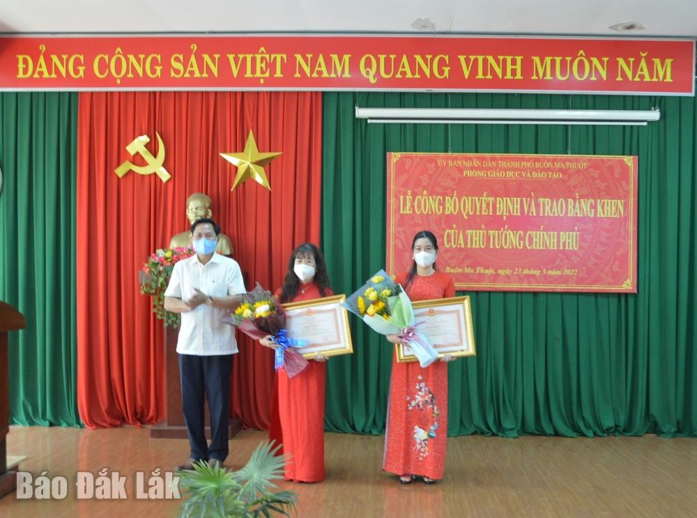 Phó Chủ tịch UBND TP. Buôn Ma Thuột Nguyễn Tiến Hưng trao Bằng khen của Thủ tướng Chính phủ tặng các giáo viên có thành tích xuất sắc