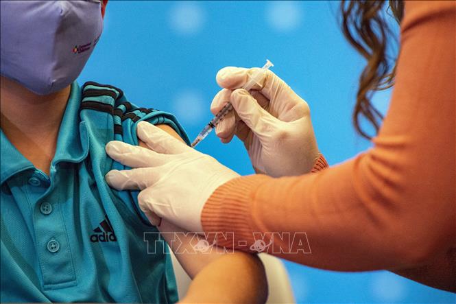 Nhân viên y tế tiêm vaccine phòng COVID-19 cho trẻ em ở độ tuổi 5-11 tại Hartford, Connecticut, Mỹ. Ảnh: AFP/TTXVN