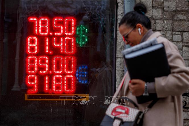 Bảng thông báo tỷ giá đồng ruble Nga và đồng đôla Mỹ, tại Moskva, ngày 22/2/2022. Ảnh: AFP/TTXVN
