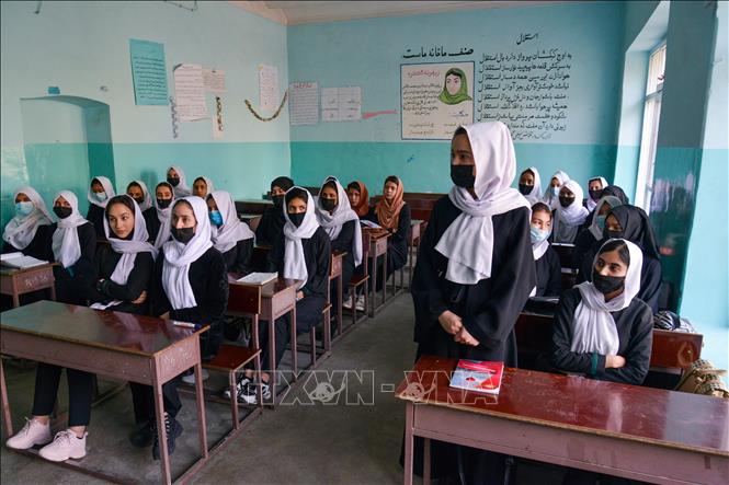 Học sinh gái tại một trường học tại Kabul, Afghanistan, ngày 23/3/2022. Ảnh: AFP/TTXVN