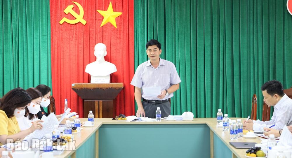 Ủy viên dự khuyết Trung ương Đảng, Chủ tịch HĐND tỉnh, Trưởng Đoàn ĐBQH tỉnh Y Vinh Tơr chủ trì buổi làm việc.