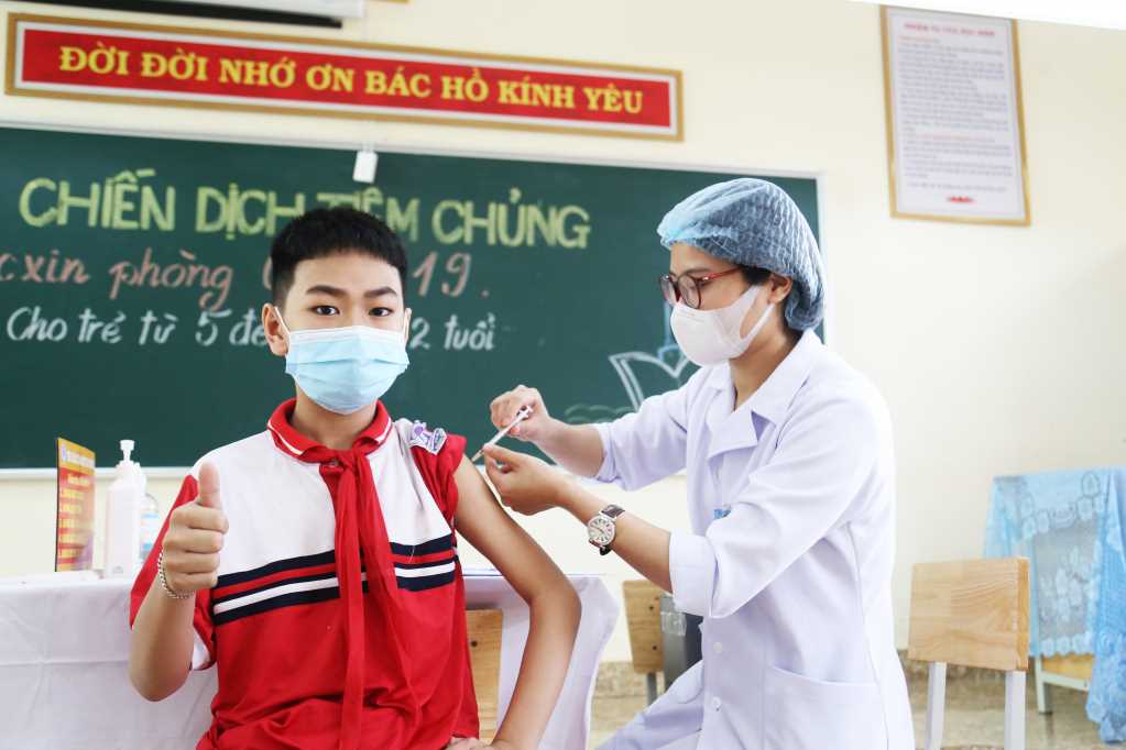 Tiêm vaccine COVID-19 cho trẻ tại Trường THCS Trần Quốc Toản (TP Hạ Long, Quảng Ninh).