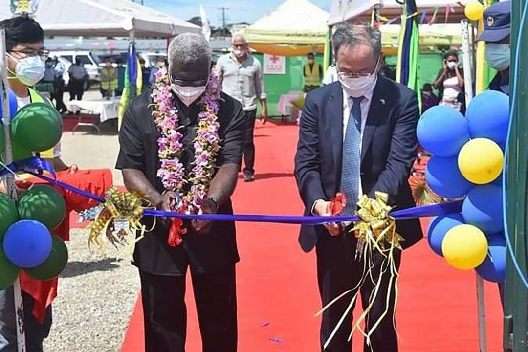 Thủ tướng Quần đảo Solomon Manasseh Sogavare (trái) và đại sứ Trung Quốc tại Quần đảo Solomon Li Ming tại lễ khai trương khu phức hợp sân vận động quốc gia do Trung Quốc tài trợ ở Honiara. Ảnh: AFP