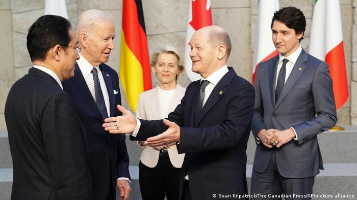 Thủ tướng Đức Scholz và người đồng cấp Nhật Kishida gặp nhau tại cuộc họp của nhóm G7 ở Brussels ngày 24/3/2022. Ảnh: AP