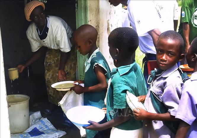 Trẻ em xếp hàng chờ nhận bữa ăn miễn phí do Chương trình Lương thực LHQ tài trợ tại Harare, Zimbabwe. Ảnh (tư liệu): AFP/TTXVN
