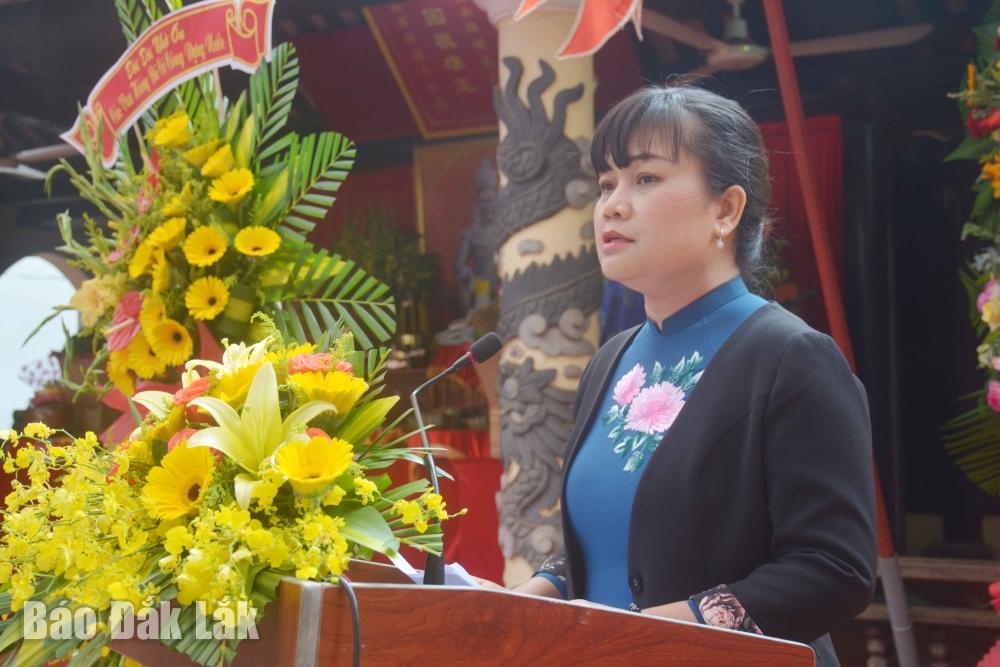Phó Chủ tịch UBND tỉnh HYim Kđoh báo công lên các Vua Hùng.