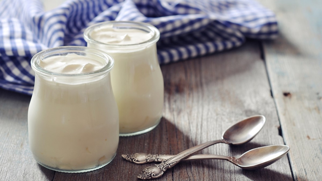 Ăn sữa chua hàng ngày để cung cấp các lợi khuẩn có tác dụng tốt cho hệ tiêu hóa.