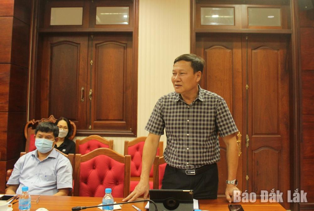 Phó Chủ tịch HĐND tỉnh Trần Phú Hùng phát biểu tại phiên họp.