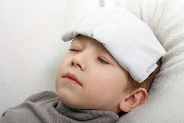 Chườm ấm giúp trẻ hạ sốt.