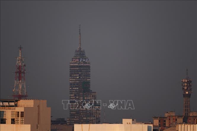 Khói bụi ô nhiễm bao phủ bầu trời tại Mexico City, Mexico. Ảnh tư liệu: AFP/TTXVN