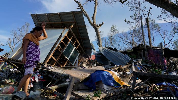 Nhà cửa của người dân Philippines bị tàn phá trong cơn bão Rai. Ảnh: AP