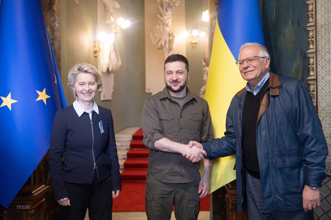 Chủ tịch EC Ursula von der Leyen (trái) và Đại diện cấp cao về chính sách an ninh và đối ngoại của EU Josep Borrell (phải) tại cuộc gặp Tổng thống Ukraine Volodymyr Zelensky (giữa) ở Kiev ngày 8/4/2022. (Ảnh: AFP/TTXVN)