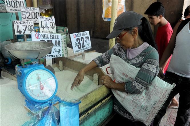 Người dân mua gạo tại khu chợ ở Manila, Philippines. (Ảnh: AFP/TTXVN)