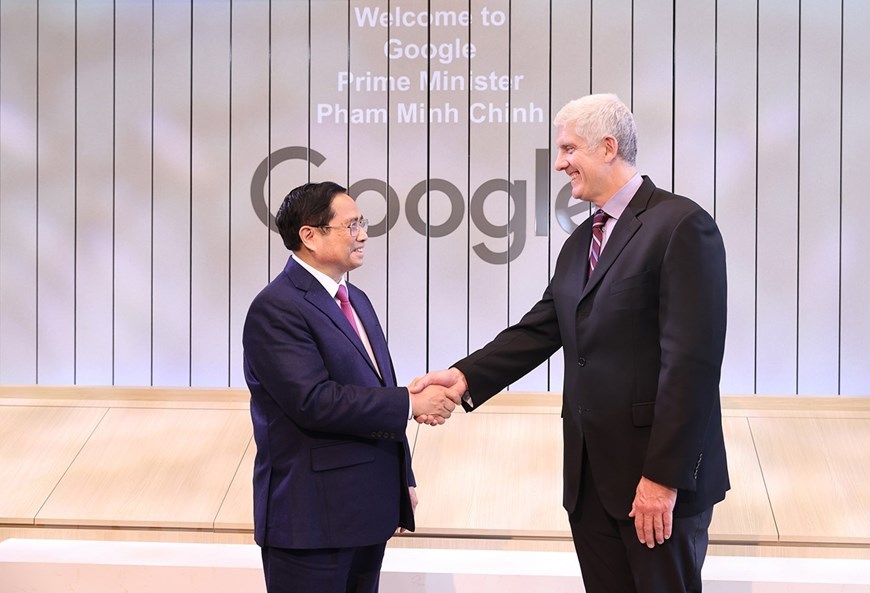 Thủ tướng Phạm Minh Chính và ông Rick Osterloh, Phó Chủ tịch cấp cao phụ trách phần cứng của Tập đoàn Google. (Ảnh: Dương Giang/TTXVN)