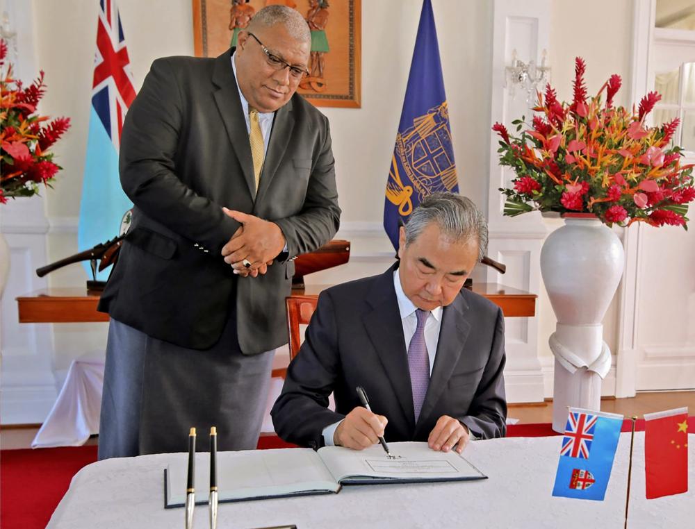 Tổng thống Fiji Ratu Wiliame Katonivere (trái) và Ngoại trưởng Trung Quốc Vương Nghị. Ảnh: Tân Hoa xã