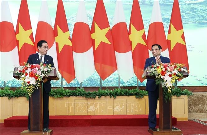 Thủ tướng Phạm Minh Chính và Thủ tướng Nhật Bản Kishida Fumio gặp gỡ báo chí sau hội đàm. Ảnh: Dương Giang/TTXVN