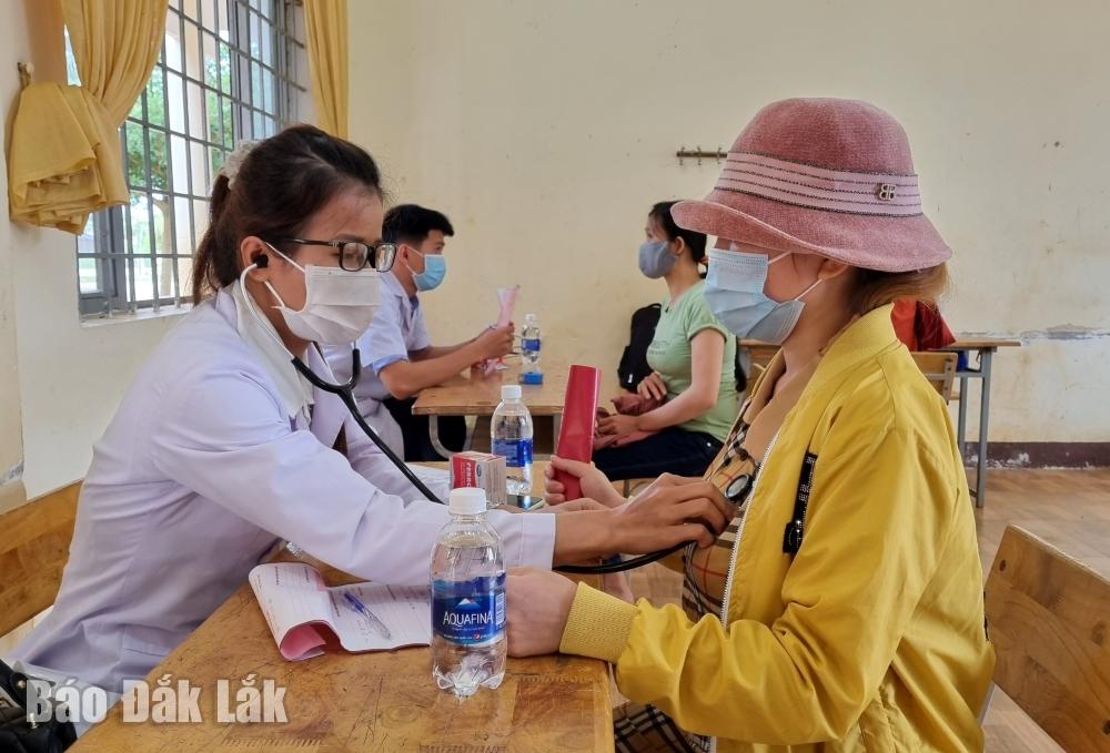 Tổ chức hoạt động khám bệnh nhân đạo cho phụ nữ có hoàn cảnh khó khăn trên địa bàn xã Cư Huê (huyện Ea Kar).