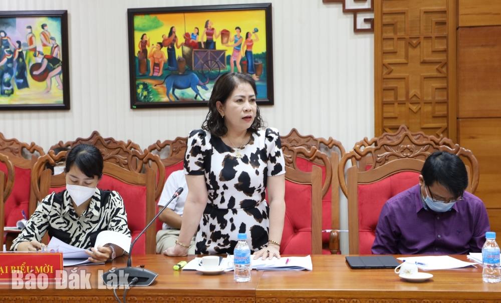 Bà Phan Thị Cẩm Vân - Trưởng phòng Giám định Bảo hiểm Y tế, Bảo hiểm xã hội tỉnh Đắk Lắk thảo luận tại Hội nghị.