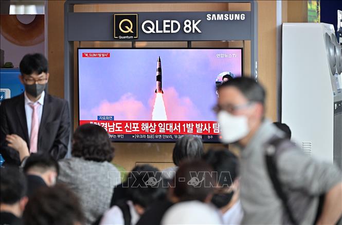 Người dân theo dõi tư liệu về một vụ phóng tên lửa đạn đạo của Triều Tiên được phát trên truyền hình, tại nhà ga Seoul, Hàn Quốc ngày 7/5/2022. Ảnh: AFP/TTXVN