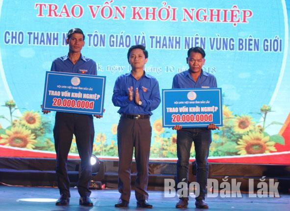 Hội LHTN Việt Nam tỉnh trao vốn khởi nghiệp cho thanh niên. (Ảnh minh họa: Song Quỳnh)