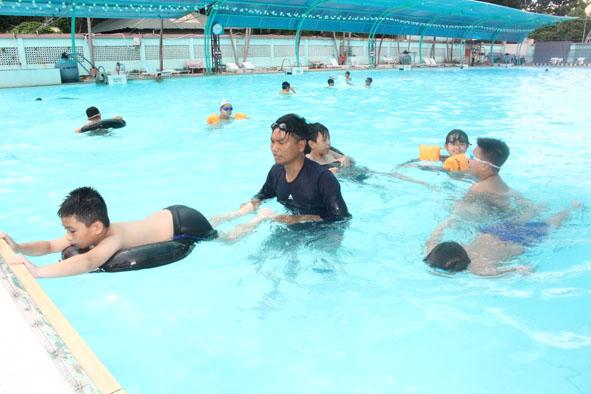Dạy trẻ học bơi là cách phòng, chống đuối nước hữu hiệu. (Trong ảnh: Trẻ em học bơi tại Nhà Văn hóa Thanh thiếu nhi tỉnh).