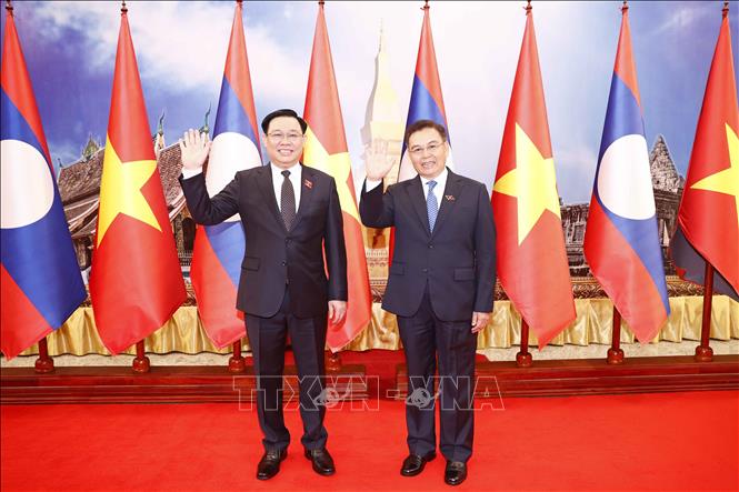 Chủ tịch Quốc hội Vương Đình Huệ và Chủ tịch Quốc hội CHDC Lào Saysomphone Phomvihane tại lễ đón. Ảnh: Doãn Tấn/TTXVN
