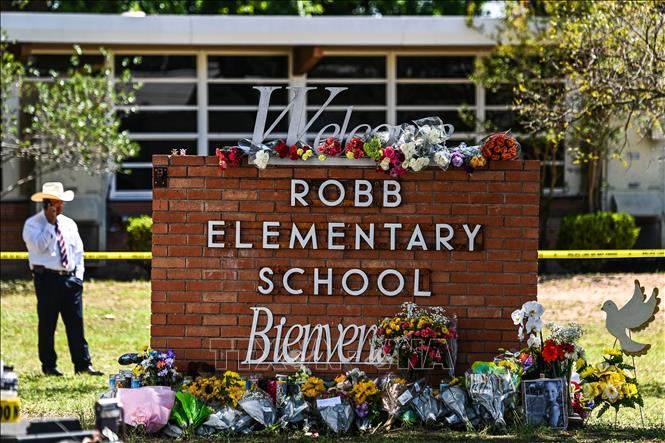 Đặt hoa tưởng niệm các nạn nhân của vụ xả súng tại trường tiểu học Robb, Texas, Mỹ. Ảnh: AFP/TTXVN