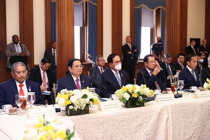Thủ tướng Phạm Minh Chính cùng các lãnh đạo ASEAN ăn trưa với Chủ tịch Hạ viện Pelosi và một số Nghị sỹ Quốc hội Hoa Kỳ. (Ảnh: Dương Giang/TTXVN)