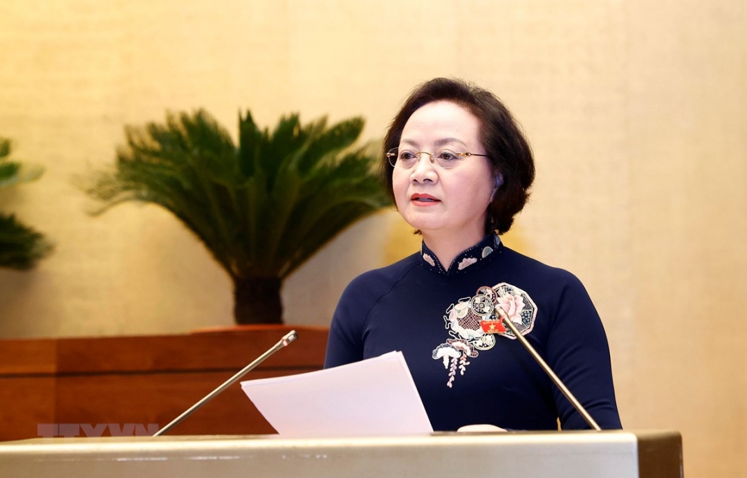 Bộ trưởng Bộ Nội vụ Phạm Thị Thanh Trà trình bày Tờ trình dự án Luật Thực hiện dân chủ ở cơ sở. (Ảnh: Doãn Tấn/TTXVN)