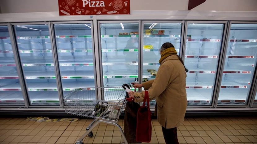 Kệ hàng đông lạnh trống trơn trong siêu thị Sainsburys ở Walthamstow, phía đông London. Ảnh: AFP