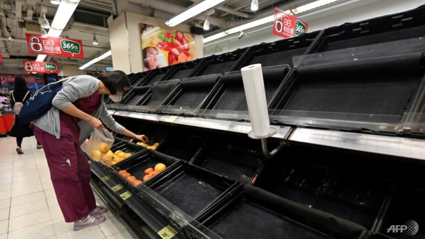 Kệ hàng nông sản trống rỗng trong một siêu thị ở Hong Kong, Trung Quốc. Ảnh: AFP 