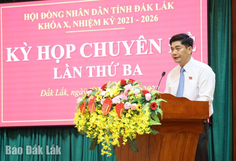 Ủy viên dự khuyết Trung ương Đảng, Chủ tịch HĐND tỉnh, Trưởng Đoàn đại biểu Quốc hội tỉnh Y Vinh Tơr phát biểu tại Kỳ họp.