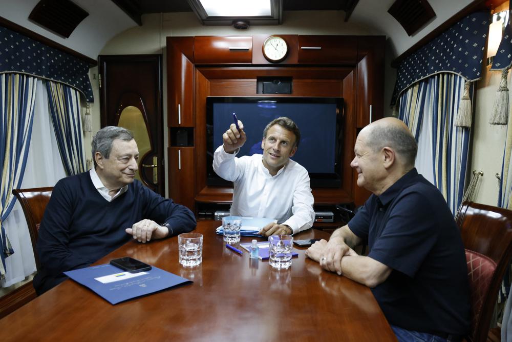 Chuyến tàu đêm đặc biệt đưa Tổng thống Pháp Emmanuel Macron (giữa), Thủ tướng Đức Olaf Scholz (phải) và Thủ tướng Italy Mario Draghi sang Kiev. Ảnh: AP