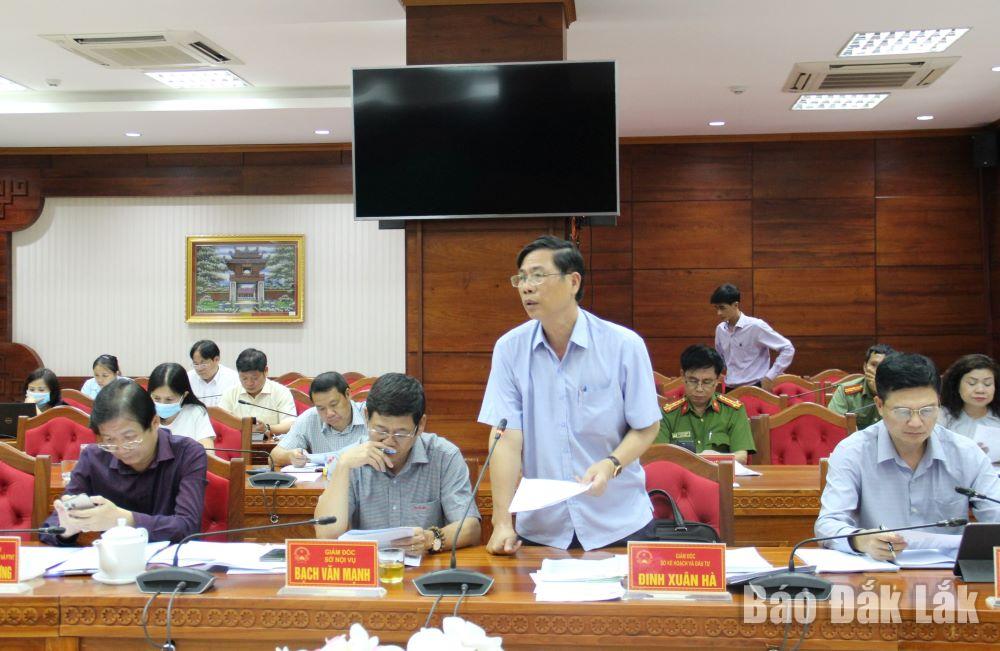 Giám đốc Sở Kế hoạch và Đầu tư Đinh Xuân Hà báo cáo việc xây dựng các tờ trình dự thảo nghị quyết tại phiên họp.