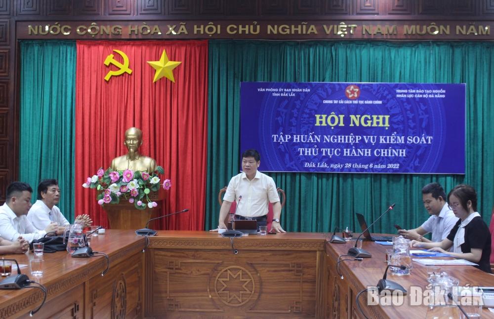 Phó Chánh Văn phòng UBND tỉnh Đoàn Ngọc Thượng phát biểu khai mạc.