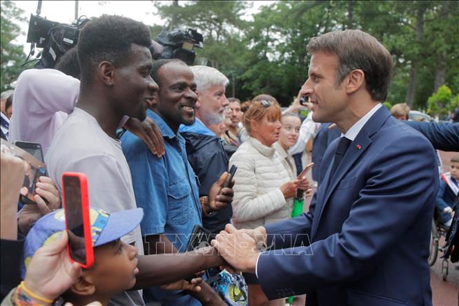Tổng thống Pháp Emmanuel Macron tới bỏ phiếu bầu cử Quốc hội vòng hai, ở Le Touquet, miền Bắc Pháp, ngày 19/6/2022. Ảnh: AFP/TTXVN