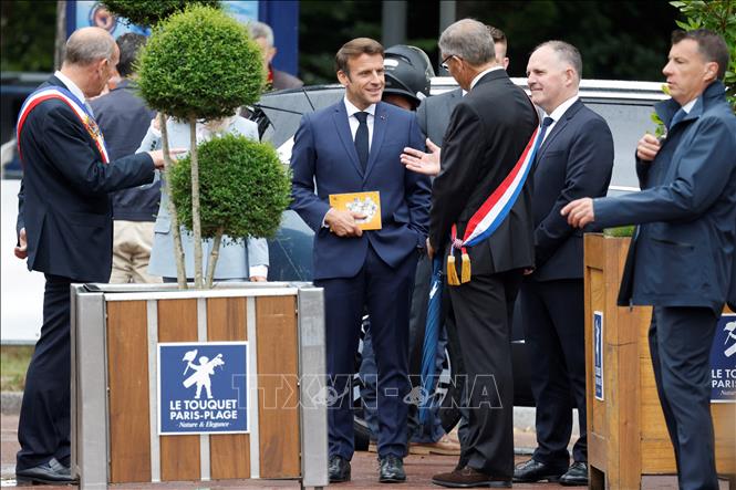 Tổng thống Pháp Emmanuel Macron (giữa) trao đổi với các quan chức khi ông tới bỏ phiếu bầu cử Quốc hội vòng hai tại Le Touquet, ngày 19/6/2022. Ảnh: AFP/TTXVN